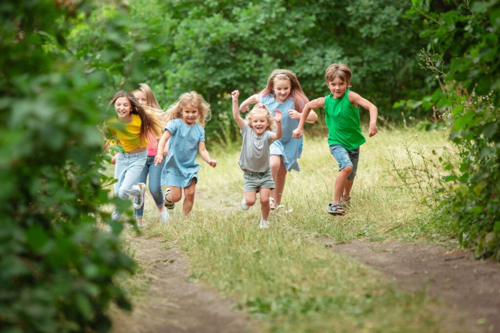Enfants et Adolescents courant dans la nature