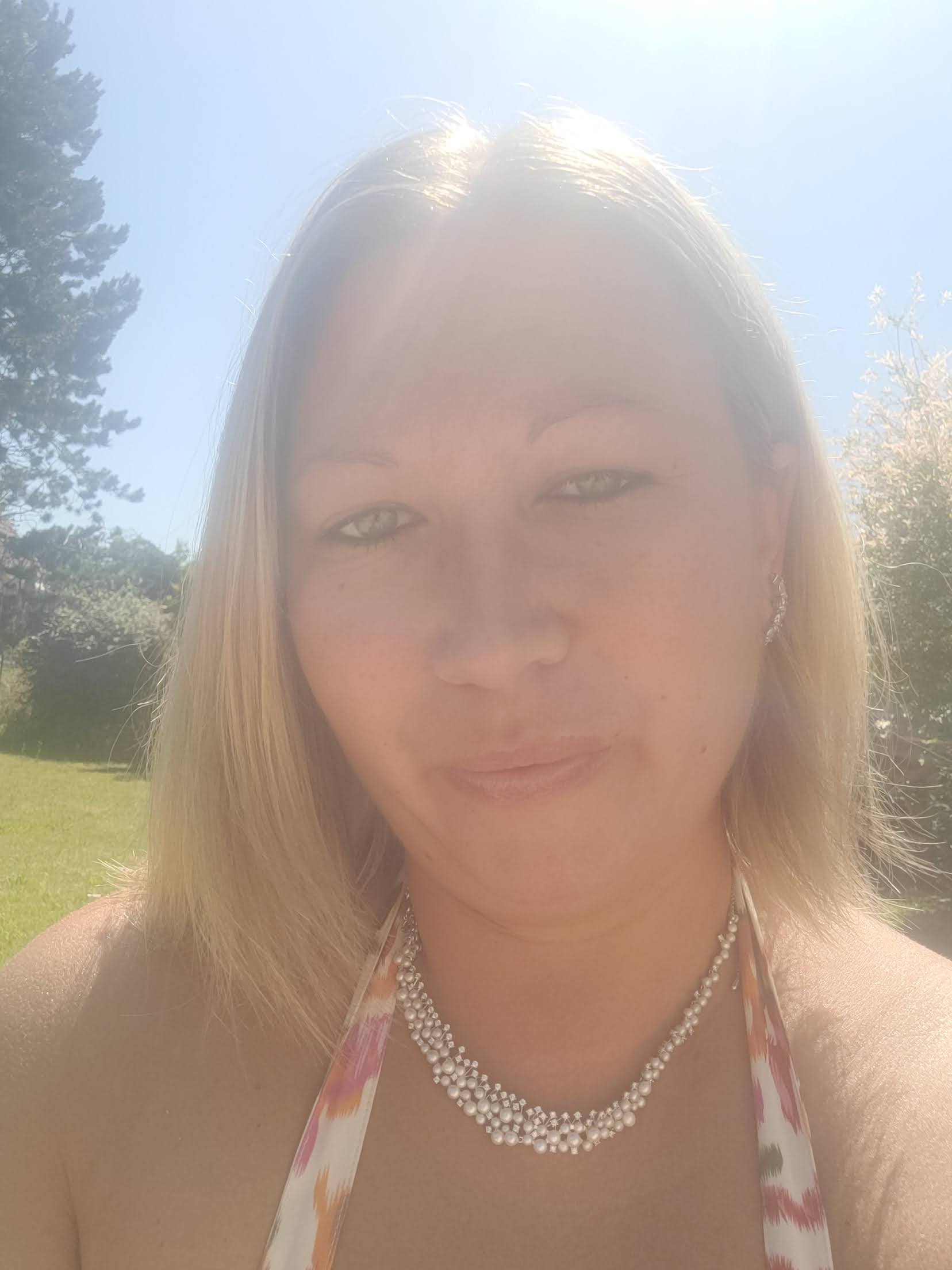 Portrait de Laurie Karolewski dans un jardin